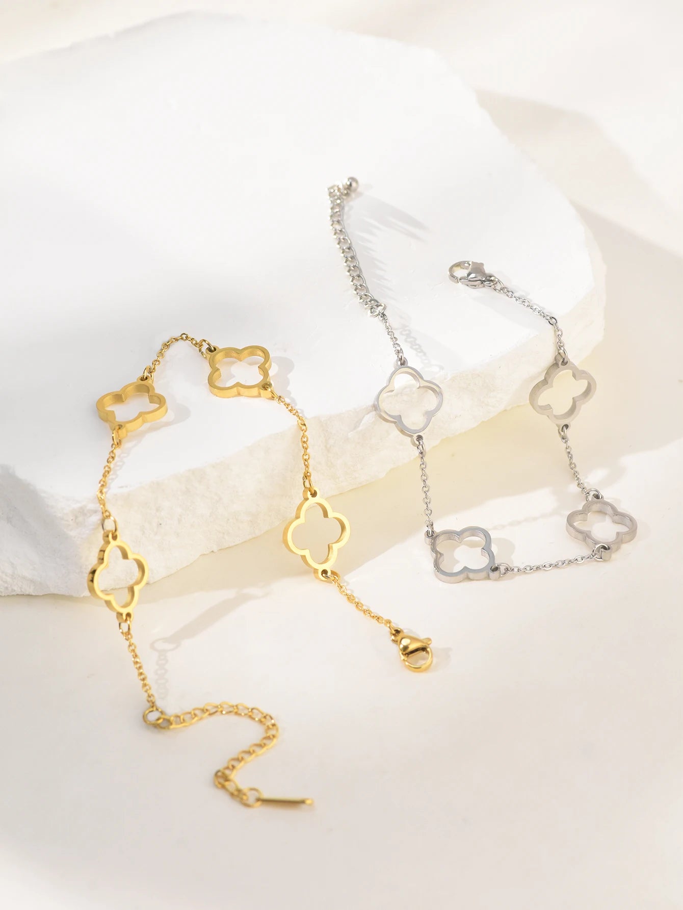 Hollow clover bracelet