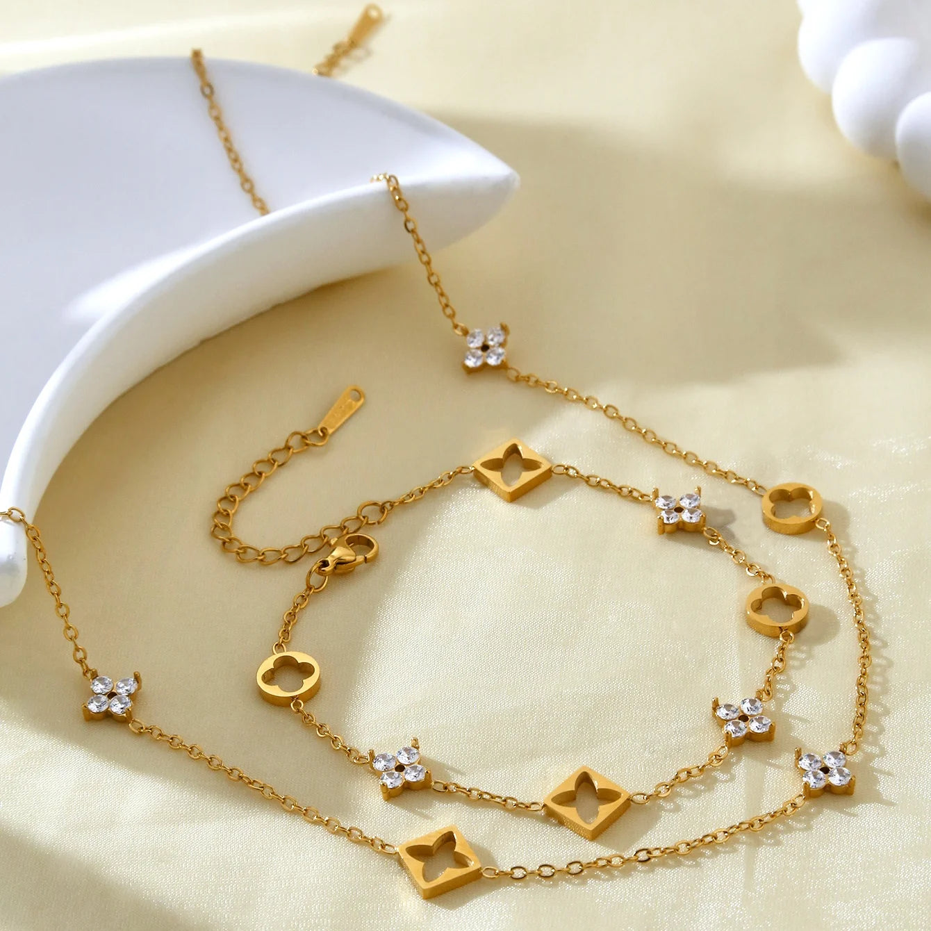 Hollow/diamond clover necklace