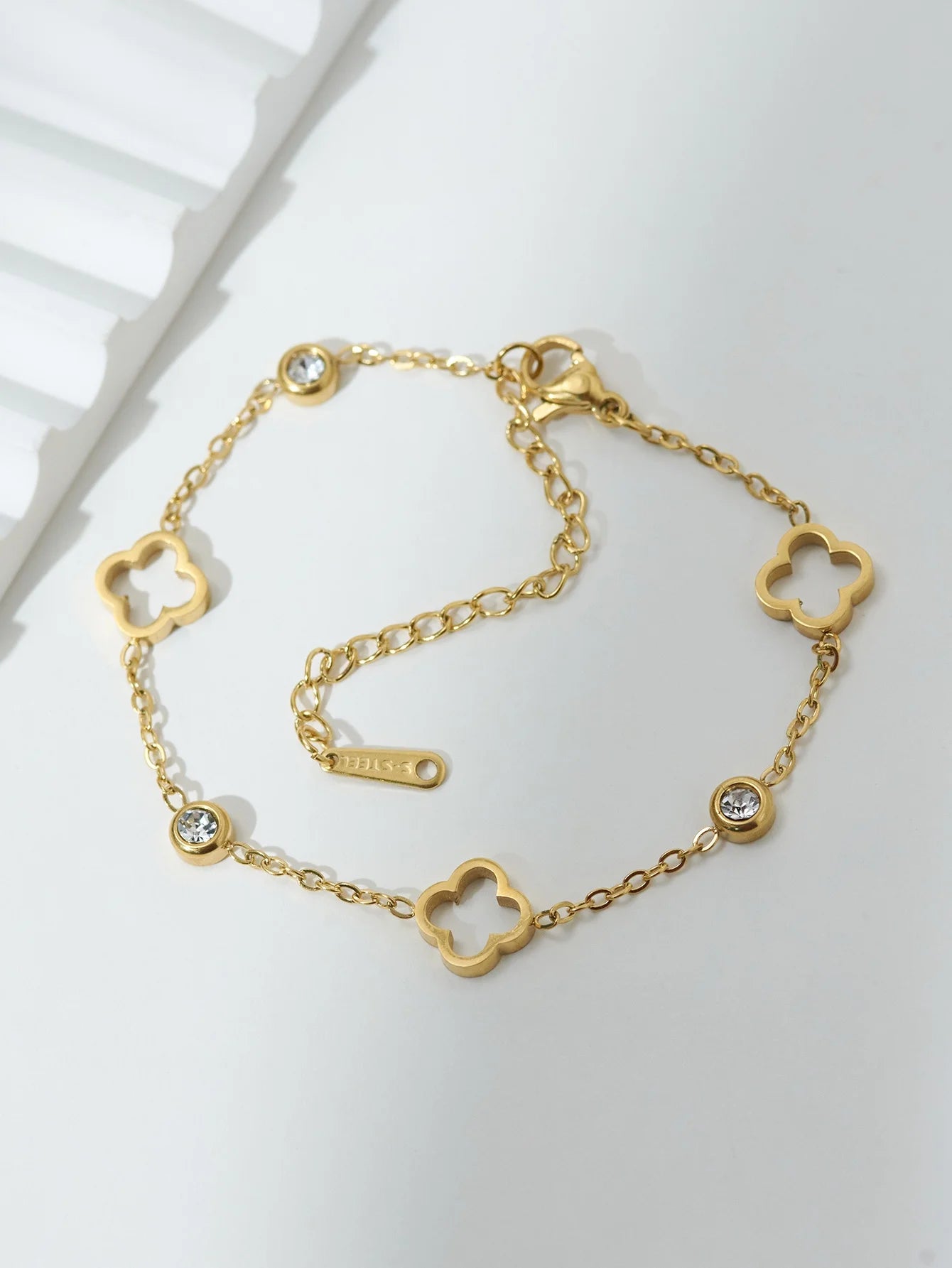 Hollow clover bracelet