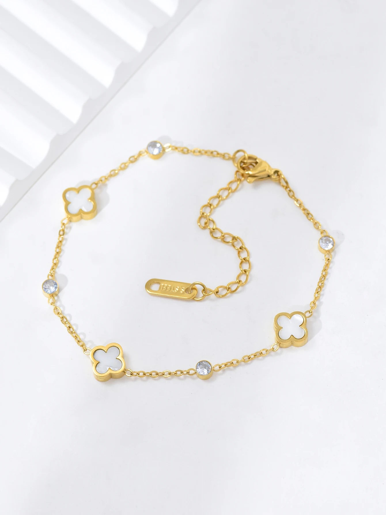 Hollow clover bracelet