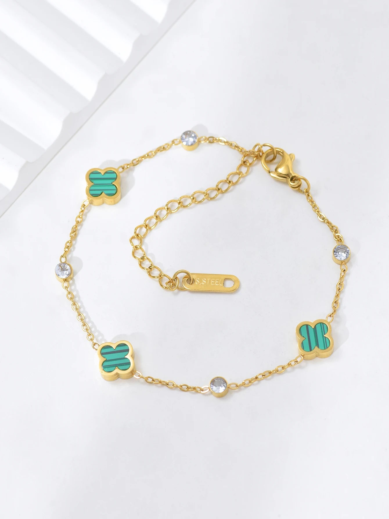 Hollow clover bracelet