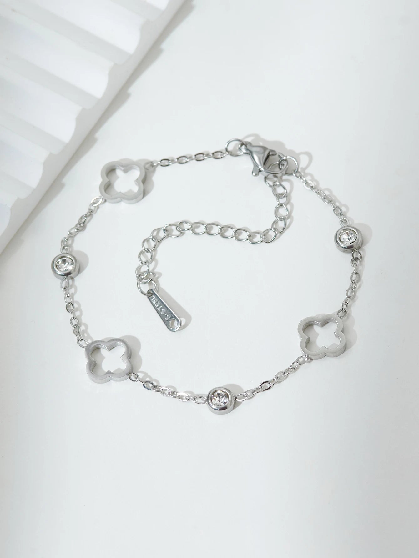 Hollow clover bracelet