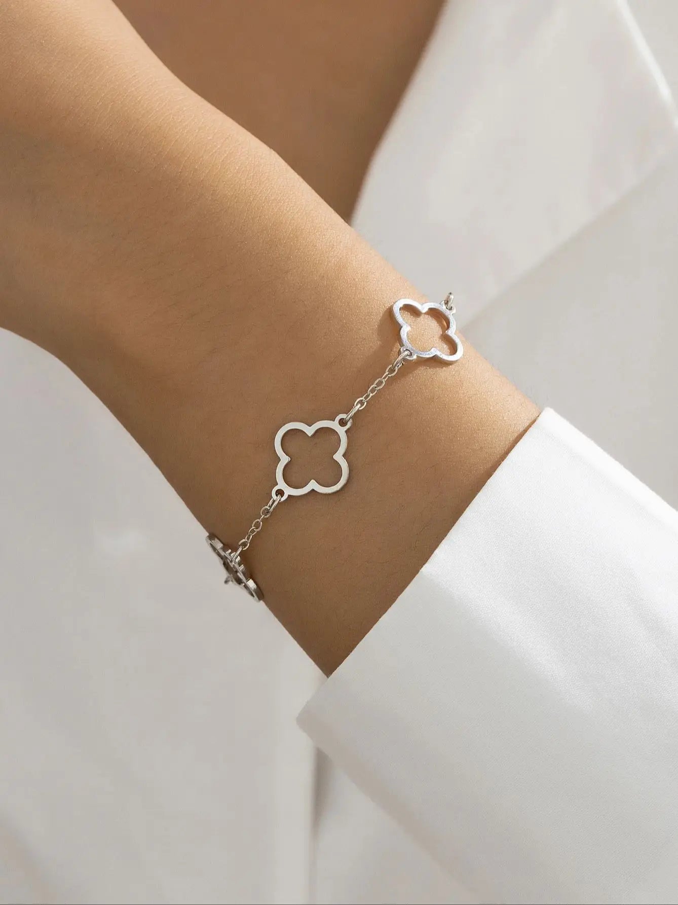Hollow clover bracelet