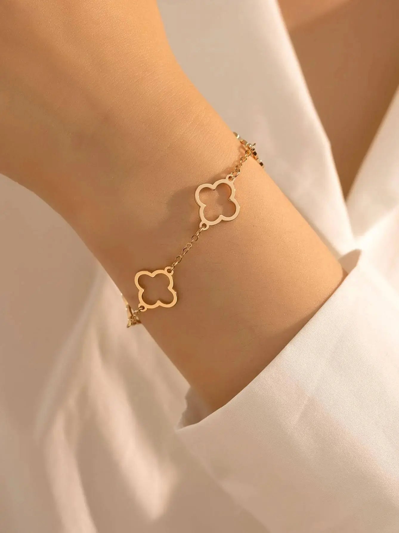 Hollow clover bracelet